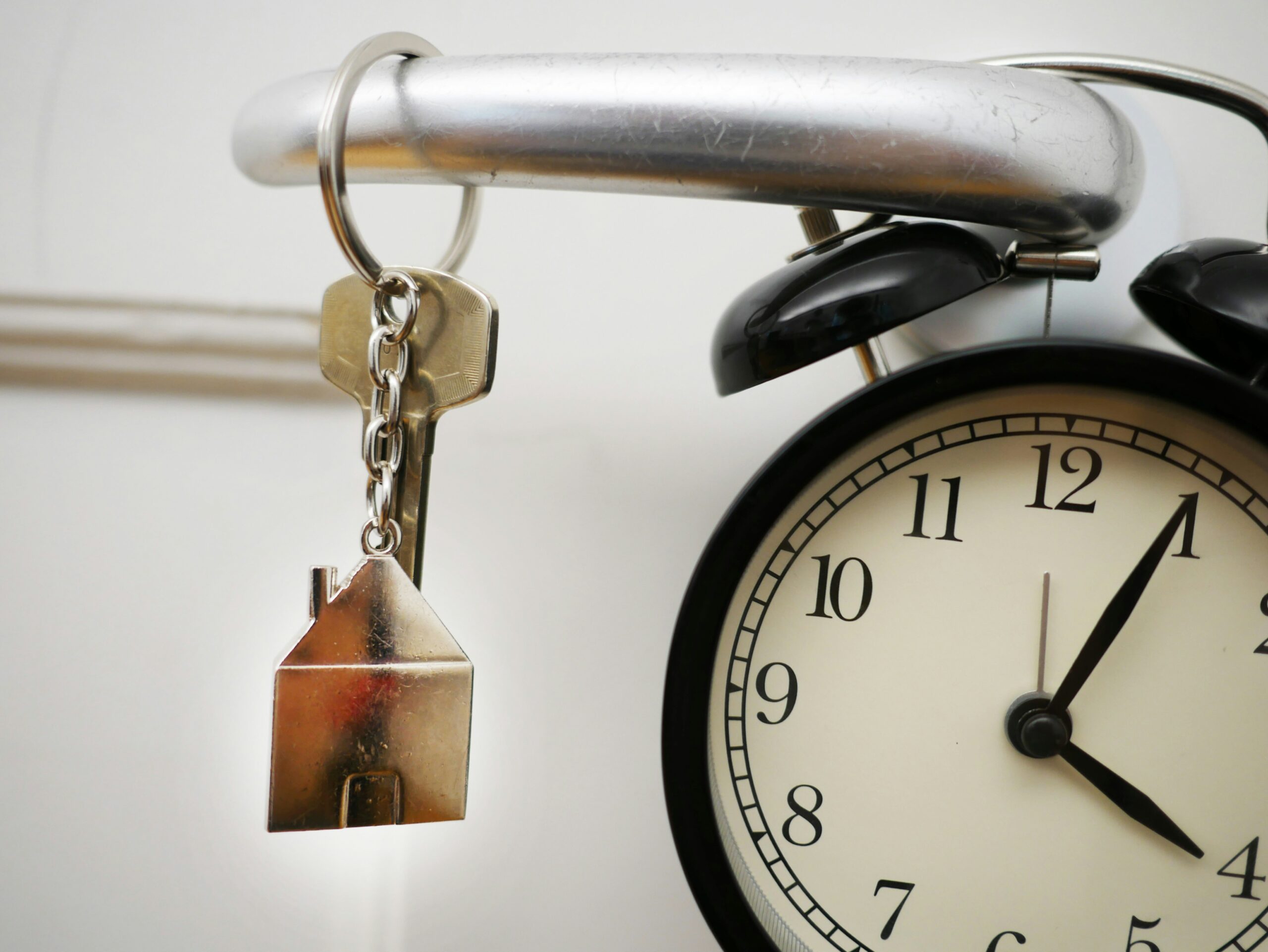 Read more about the article Understanding Emergency Locksmith Services for Various Lockouts