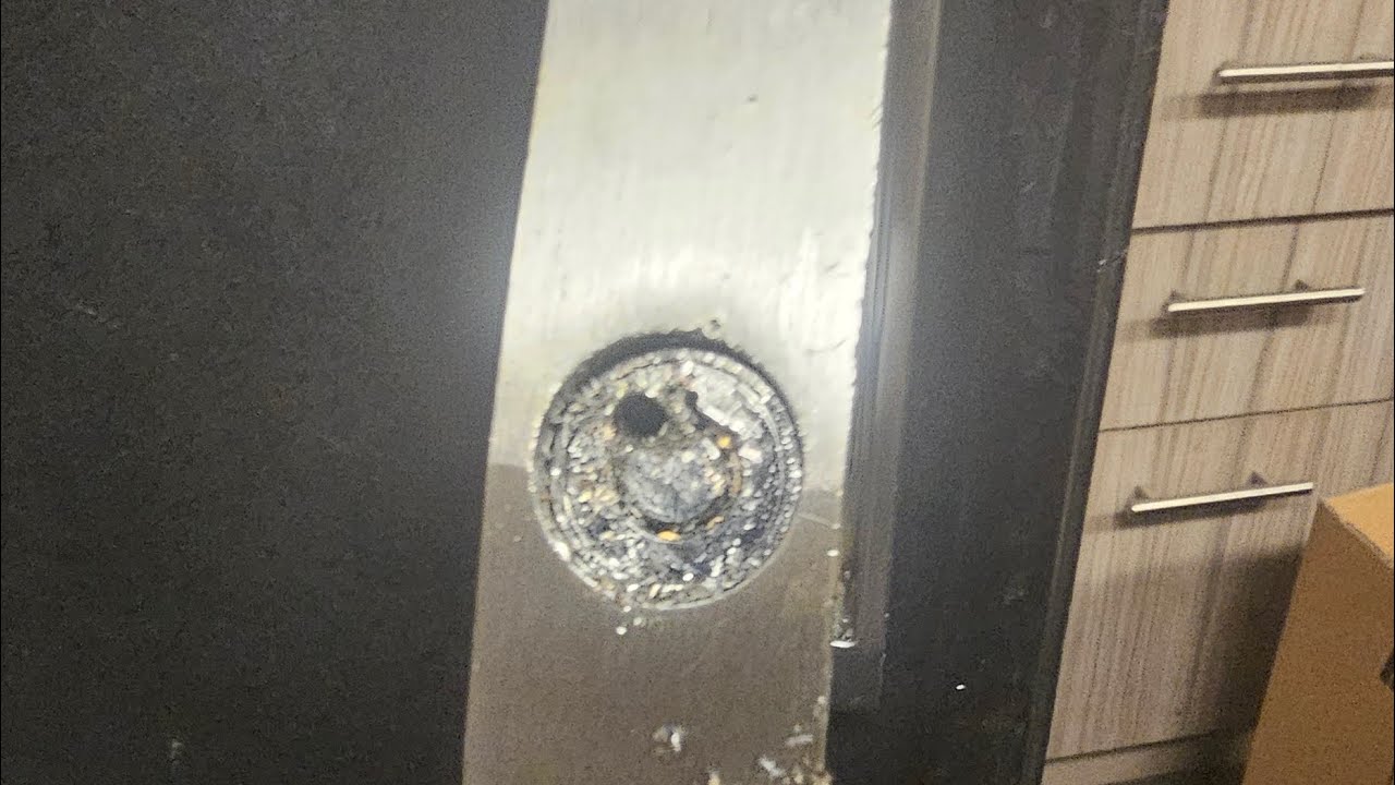 Read more about the article 🚨LOCK DRILL OUT AND REPLACEMENT🚨Vending Machine Lock Emergency Service Fast, Professional,Reliable!
